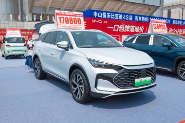 ZHONGSHAN GUANGDONG Çin - 21 Mart 2025: beyaz bir BYD Tan DM-i elektrikli araba.
