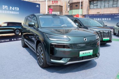 ZHONGSHAN GUANGDONG Çin - 21 Mart 2025: yeşil bir TengShi N9 arabası.