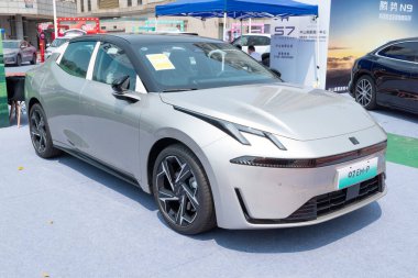 ZHONGSHAN GUANGDONG Çin - 21 Mart 2025: Gri bir Link & Co O7EM-P arabası.