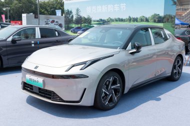 ZHONGSHAN GUANGDONG Çin - 21 Mart 2025: Gri bir Link & Co O7EM-P arabası.