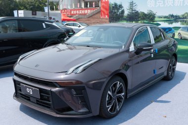 ZHONGSHAN GUANGDONG Çin - 21 Mart 2025: mor bir Link & Co O3 arabası.