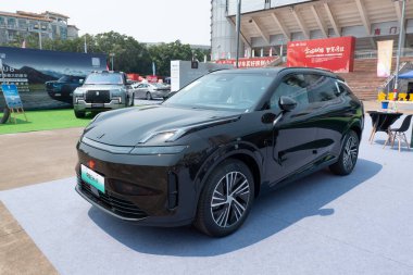 ZHONGSHAN GUANGDONG Çin - 21 Mart 2025: siyah bir Link & Co O8EM-P otomobil.