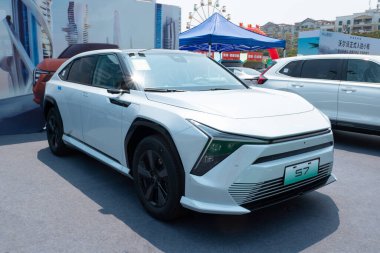ZHONGSHAN GUANGDONG Çin - 21 Mart 2025: beyaz Honda S7.