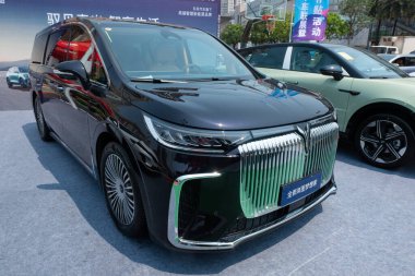 ZHONGSHAN GUANGDONG Çin - 21 Mart 2025: koyu mavi bir LanTu Dreamer arabası.