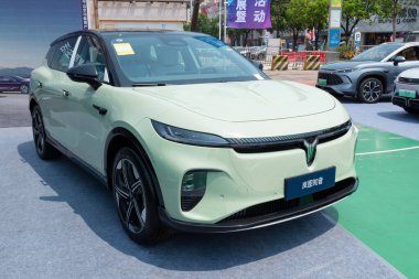 ZHONGSHAN GUANGDONG Çin - 21 Mart 2025: açık yeşil bir LanTu ZhiYin arabası.