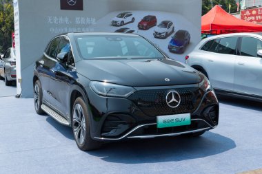 ZHONGSHAN GUANGDONG Çin - 21 Mart 2025: siyah bir Benz EQE SUV.