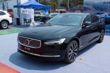 ZHONGSHAN GUANGDONG Çin - 21 Mart 2025: siyah bir Volvo S90 araba.
