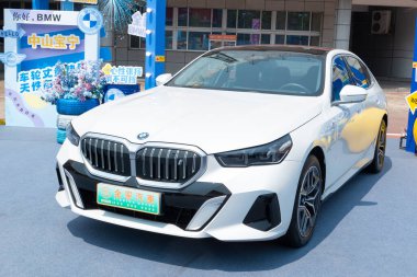 ZHONGSHAN GUANGDONG Çin - 21 Mart 2025: beyaz bir BMW araba.