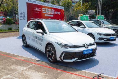 ZHONGSHAN GUANGDONG Çin - 21 Mart 2025: beyaz bir VW araba.