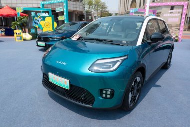 ZHONGSHAN GUANGDONG Çin - 21 Mart 2025: yeşil bir Aion arabası.
