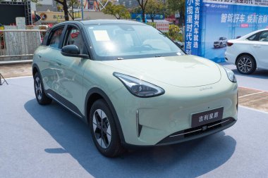 ZHONGSHAN GUANGDONG Çin - 21 Mart 2025: açık yeşil Geely Geome arabası.
