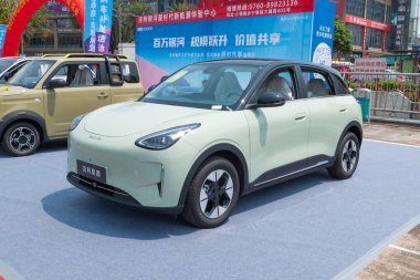 ZHONGSHAN GUANGDONG Çin - 21 Mart 2025: açık yeşil Geely Geome arabası.