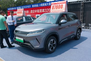 ZHONGSHAN GUANGDONG Çin - 21 Mart 2025: Gri bir BYD Yuan elektrikli araba.