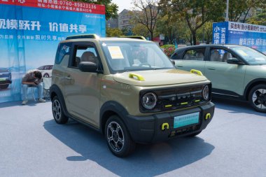 ZHONGSHAN GUANGDONG Çin - 21 Mart 2025: bir mercan Geely Geome arabası.