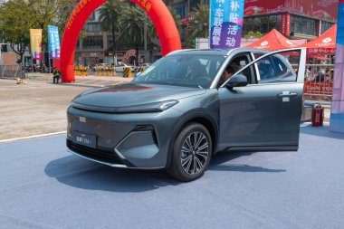 ZHONGSHAN GUANGDONG Çin - 21 Mart 2025 Gri bir Geely XingJian 7EM-i araba.