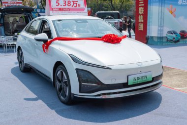 ZHONGSHAN GUANGDONG Çin - 21 Mart 2025: beyaz bir WuLing XingGuang arabası.