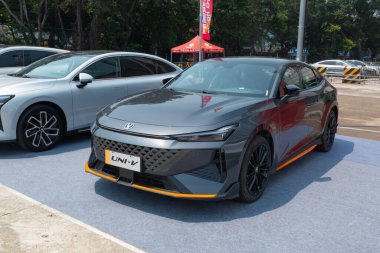 ZHONGSHAN GUANGDONG Çin - 21 Mart 2025: gri Changan UNI-V.