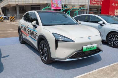 ZHONGSHAN GUANGDONG Çin - 21 Mart 2025: beyaz bir BaoJun YunHai arabası.