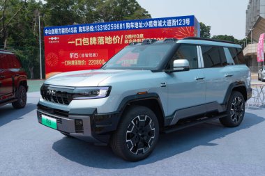 ZHONGSHAN GUANGDONG Çin - 21 Mart 2025: açık mavi bir BYD Formula Leopar 8 arabası.