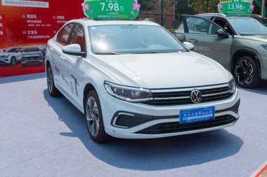 ZHONGSHAN GUANGDONG Çin - 21 Mart 2025: beyaz bir VW Bora arabası.