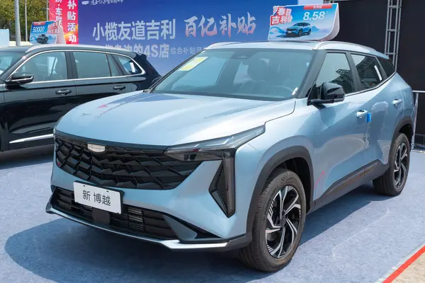 ZHONGSHAN GUANGDONG Çin - 21 Mart 2025: parlak mavi Geely Boyue arabası.