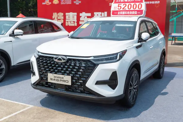 ZHONGSHAN GUANGDONG Çin - 21 Mart 2025: beyaz bir QiRui RuiKu 8 Pro araba.