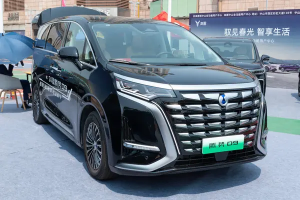 ZHONGSHAN GUANGDONG Çin - 21 Mart 2025: siyah bir TengShi D9 arabası.