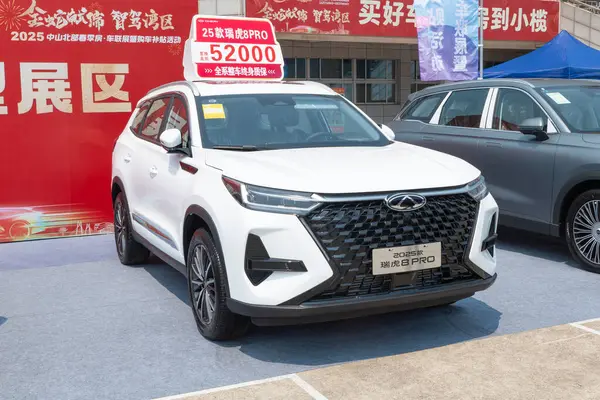 ZHONGSHAN GUANGDONG Çin - 21 Mart 2025: beyaz bir QiRui RuiKu 8 Pro araba.