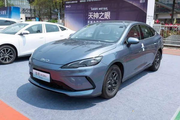 ZHONGSHAN GUANGDONG Çin - 21 Mart 2025: gri bir BYD Mühür 05 DM-i elektrikli araba.