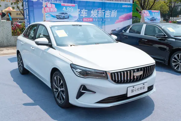 ZHONGSHAN GUANGDONG Çin - 21 Mart 2025: beyaz bir Geely DiHao 4..