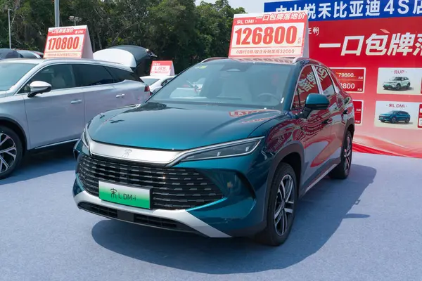 ZHONGSHAN GUANGDONG Çin - 21 Mart 2025: Gri bir BYD Song L DM-i elektrikli araba.