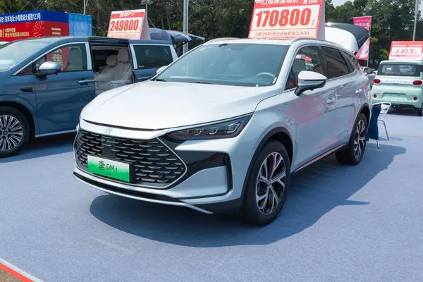 ZHONGSHAN GUANGDONG Çin - 21 Mart 2025: beyaz bir BYD Tan DM-i elektrikli araba.