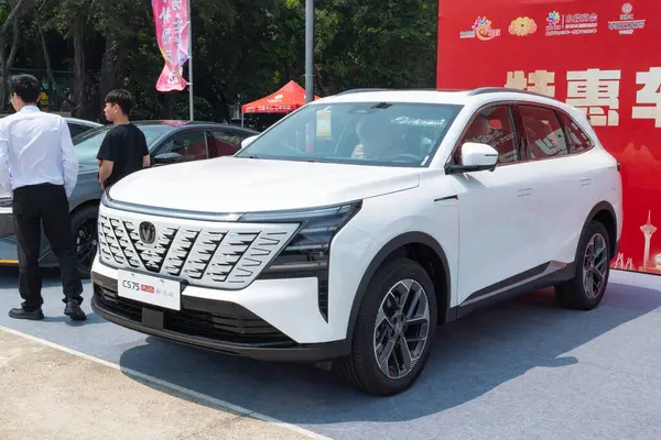 ZHONGSHAN GUANGDONG Çin - 21 Mart 2025: beyaz Changan CS75 Artı.