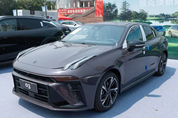 ZHONGSHAN GUANGDONG Çin - 21 Mart 2025: mor bir Link & Co O3 arabası.