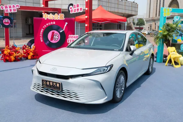 ZHONGSHAN GUANGDONG Çin - 21 Mart 2025: beyaz bir Toyota araba.
