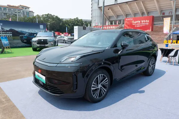 ZHONGSHAN GUANGDONG Çin - 21 Mart 2025: siyah bir Link & Co O8EM-P otomobil.