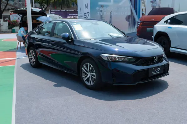 ZHONGSHAN GUANGDONG Çin - 21 Mart 2025: koyu mavi Honda Civic arabası.