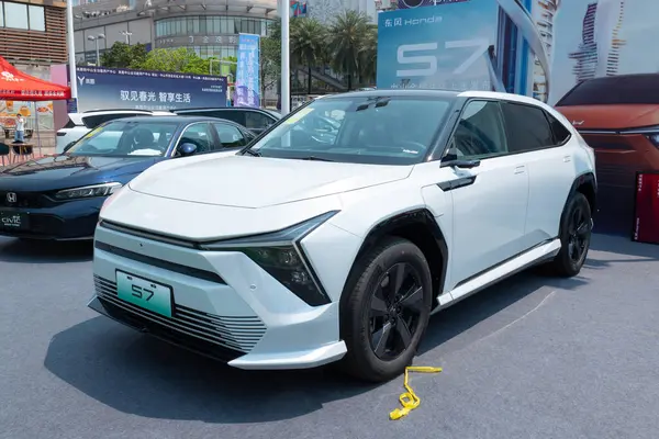 ZHONGSHAN GUANGDONG Çin - 21 Mart 2025: beyaz Honda S7.