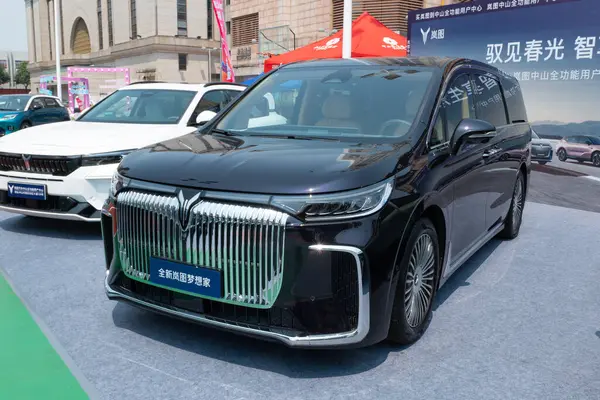 ZHONGSHAN GUANGDONG Çin - 21 Mart 2025: koyu mavi bir LanTu Dreamer arabası.