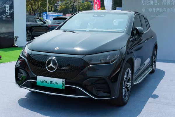 ZHONGSHAN GUANGDONG Çin - 21 Mart 2025: siyah bir Benz EQE SUV.