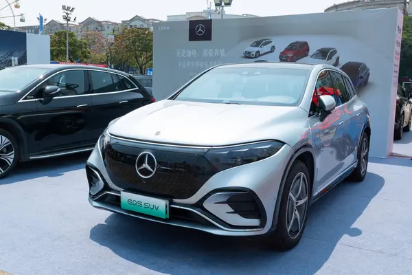 ZHONGSHAN GUANGDONG Çin-21 Mart 2025: gümüş renkli Benz EQS SUV.