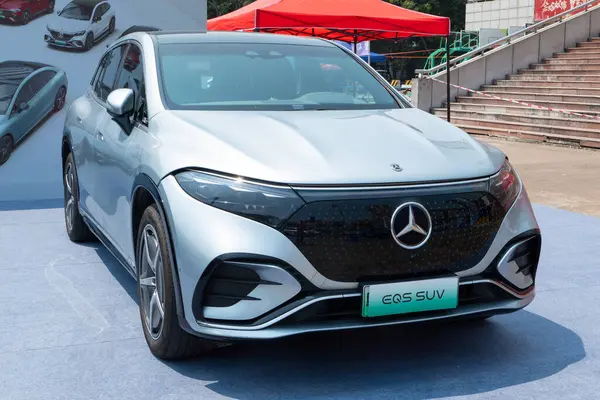 ZHONGSHAN GUANGDONG Çin-21 Mart 2025: gümüş renkli Benz EQS SUV.