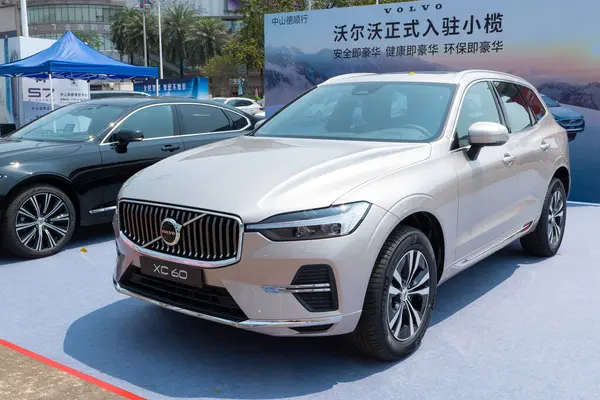 ZHONGSHAN GUANGDONG Çin - 21 Mart 2025: bir şampanya Volvo XC60 arabası.
