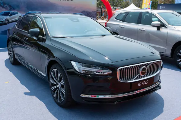 ZHONGSHAN GUANGDONG Çin - 21 Mart 2025: siyah bir Volvo S90 araba.