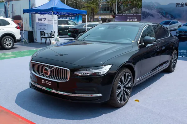 ZHONGSHAN GUANGDONG Çin - 21 Mart 2025: siyah bir Volvo S90 araba.