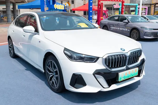 ZHONGSHAN GUANGDONG Çin - 21 Mart 2025: beyaz bir BMW araba.
