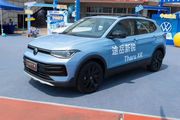 ZHONGSHAN GUANGDONG Çin - 21 Mart 2025: mavi bir VW Tharu XR arabası.