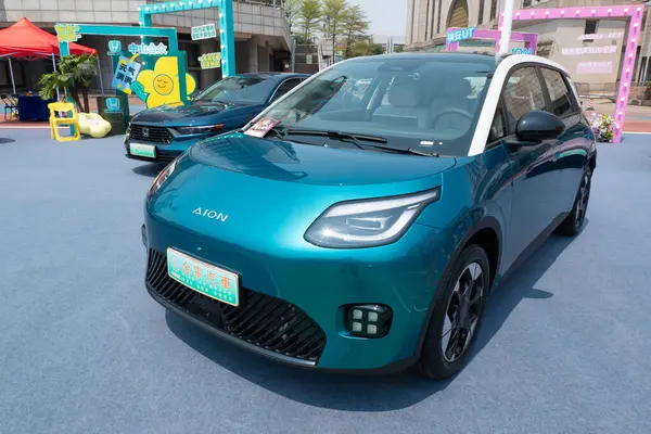 ZHONGSHAN GUANGDONG Çin - 21 Mart 2025: yeşil bir Aion arabası.