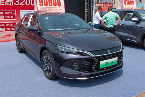 ZHONGSHAN GUANGDONG Çin - 21 Mart 2025: Mor bir BYD Qin L DM-i elektrikli araba.