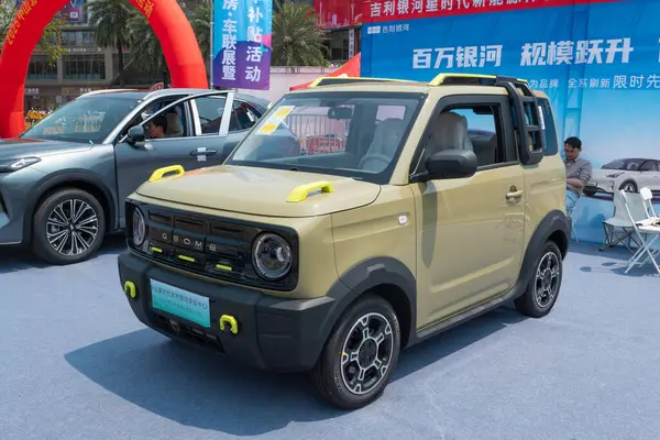 ZHONGSHAN GUANGDONG Çin - 21 Mart 2025: bir mercan Geely Geome arabası.
